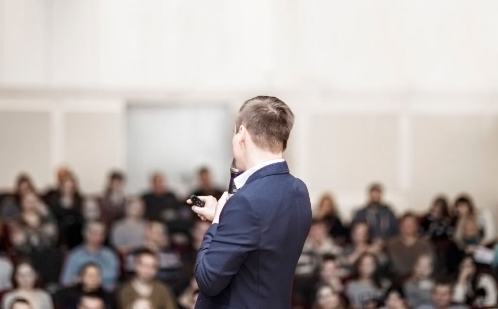Cek ini, 5 Tips Menjadi Moderator Seminar di Panggung